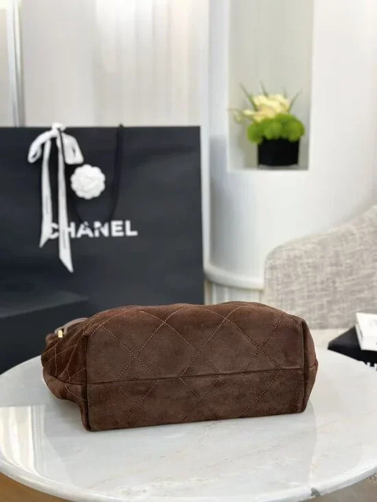 Classic CHANEL Bag: A Stylish and Versatile Choice for Elegance - Picture 4 of 6